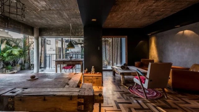La madera (reutilizada) predomina en el ambiente.