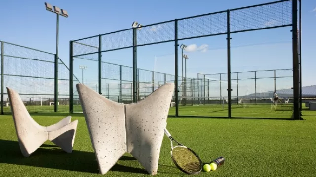 Cancha de tenis y paddle.