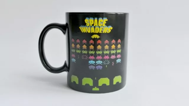 Space Invaders Mug, una taza térmica que al llenarla con líquido caliente muestra a las navecitas. Disponible en The Bugplanet Store a $ 225.