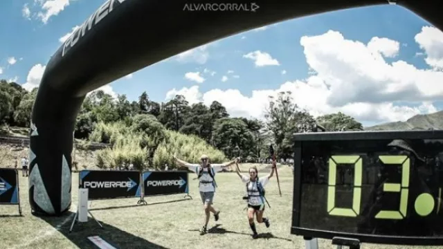 Después de una larga carrera, llegaron a la meta. 