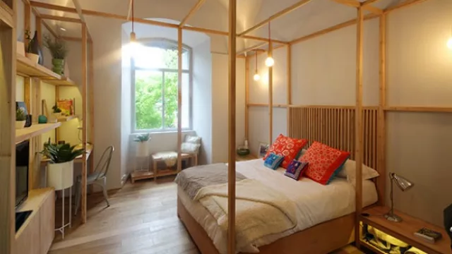  La luminaria se desprende, como el resto de los muebles, de la misma cama.