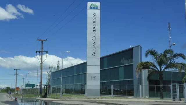 Dice que Aguas Cordobesas le hace pagar de más con una “trampita”