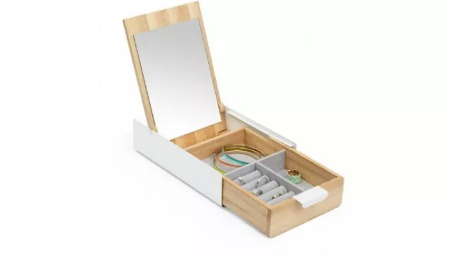 Reflexion, un modelo escandinavo que resalta la madera con el contraste de blanco.