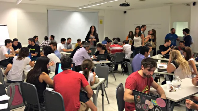 Los chicos enseñaron sus carpetas a creativos y publicistas de diversas agencias cordobesas que se prendieron a la movida.