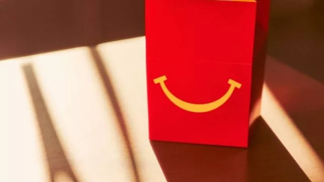 Arcos Dorados se va despidiendo del plástico: para 2025 promete completar la transición hacia juguetes 100% sustentables en su Cajita Feliz