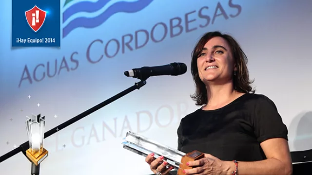 Marcela Dávila recibió el premio por Aguas Cordobesas, la empresa ganadora de los premios Hay Equipo de InfoNegocios en la categoría Servicios Públicos.