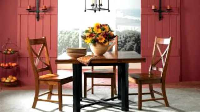 El coral predomina en espacios como el comedor e incluso dormitorios. Se sugiere combinar con violetas.