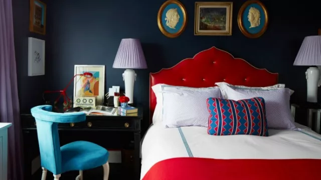 El azul marino se recomienda para las habitaciones o espacios más privados y de relajación pero cortados con tonos cálidos. 