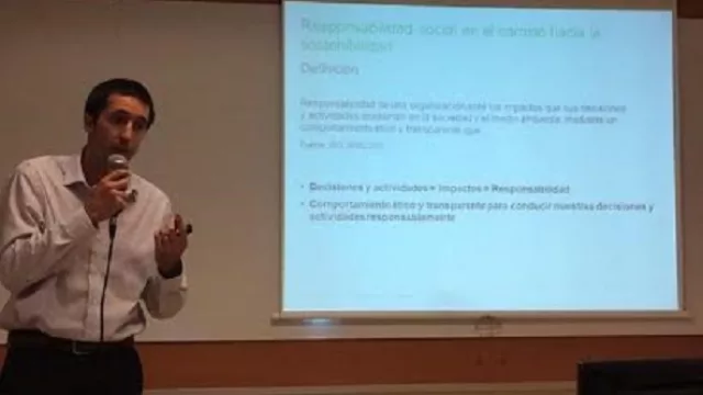 El gerente de Sostenibilidad de Deloitte José David durante el evento AmbientaRSE del ICDA.