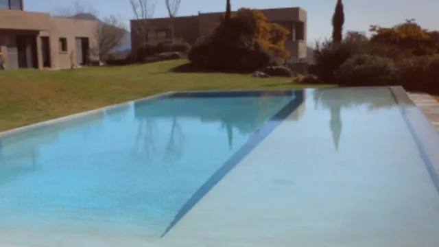El color de la piscina se intensifica al contacto con el agua.