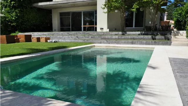 La superficie es suave, de alta adherencia y no se resquebraja.