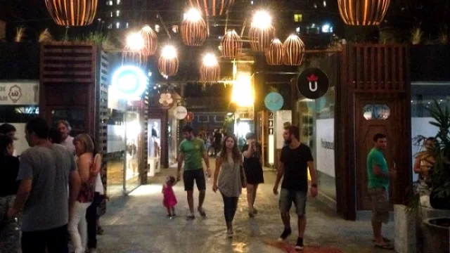 El “submundo”, donde se ubican los locales comerciales. 