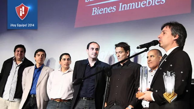 El equipo de Sergio Villella recibiendo el premio en La Gran Noche de ¡Hay Equipo!.