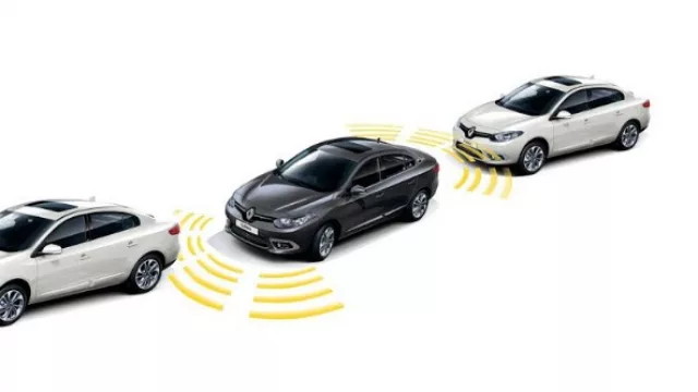 Con sensores de estacionamiento.