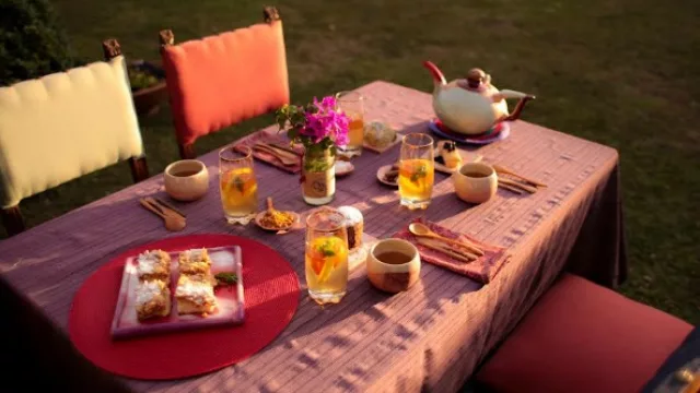 Oda al Té se encarga de todo, hasta de la tetera de porcelana, que sí se ve (guiño, guiño)