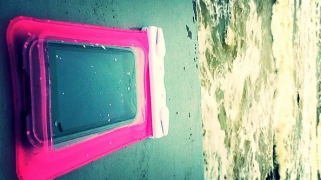 En verano protege tu celular con SplashBags