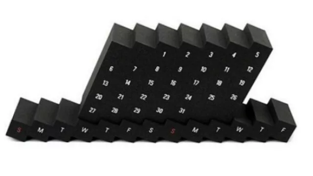Ideal para el escritorio, un calendario con una suerte de Torre de Pizza.