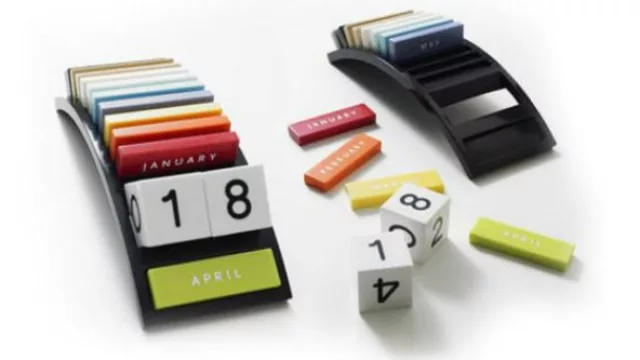 Indica el mes y el día, un gadget que emula un tarjetero. 