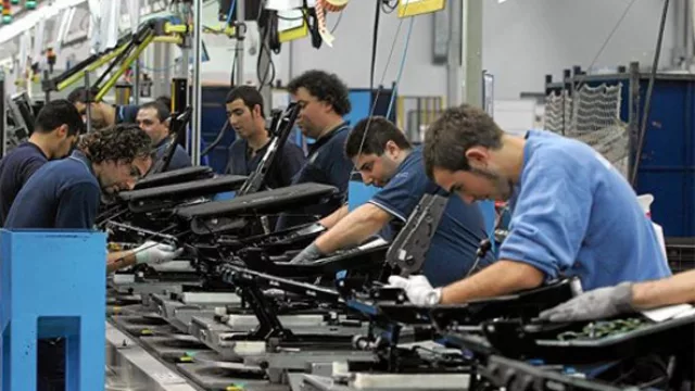 Para FIEL, la industria cayó casi 5% este año