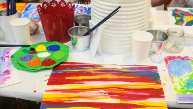 Hojas en blanco, pinceles y acrílicos de colores.