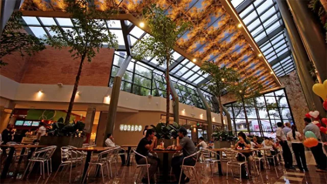 El nuevo patio de comidas del Shopping del Sol presenta un espacio más amplio y “ecológico”