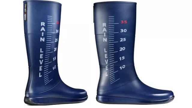 Un par de botas que miden cuánto llovió.