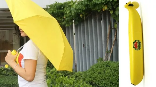 ¿Eso es una banana en tu bolso o estás feliz de la lluvia? ;)