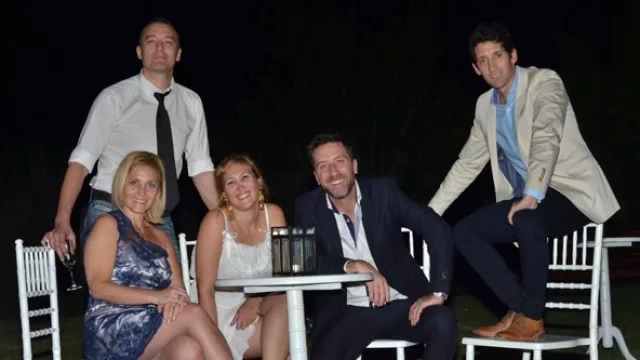 Entre premios, charlas y risas. El equipo de Rombo Velox juanto a Mechi Beracohea y León Molina.