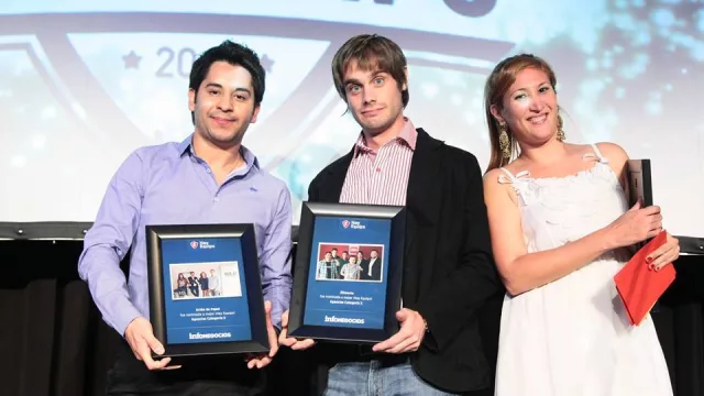 Luis Gonzalez Vlenzuela de Avión de Papel y Gabriel Milocco de 2Dmente, recibiendo su nominación a las más votadas en categoría S.