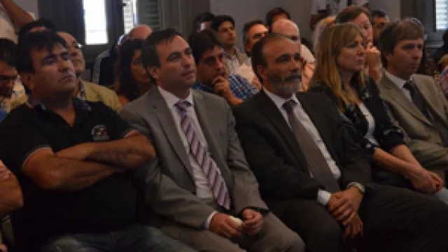 Ramón Javier Mestre y el ministro de Agua,  Ambiente y Servicios Públicos de Córdoba, Fabián López.