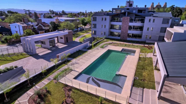 Una piscina junto al Club House y el gimnasio, los ammenities del complejo.