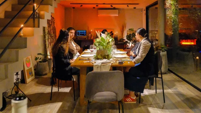 Cinco desconocidos y una mesa... (lo que pasó)
