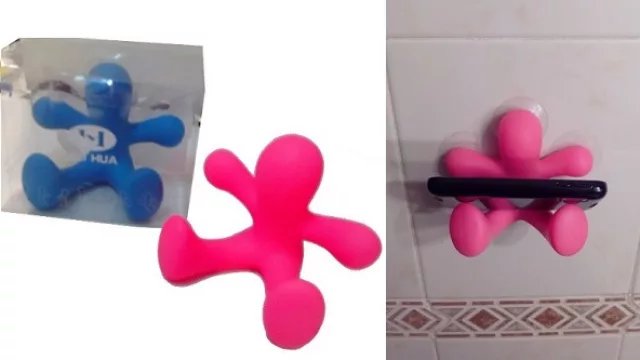 Un hombre adherible a la ducha con capacidad de tomar el celular e incluso toallas.