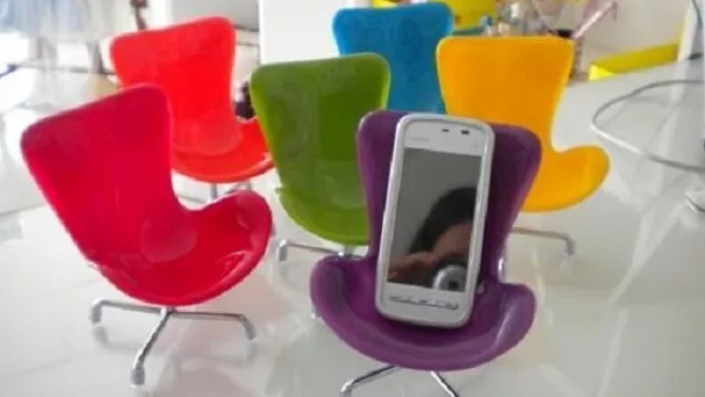 Un hombre adherible a la ducha con capacidad de tomar el celular e incluso toallas.