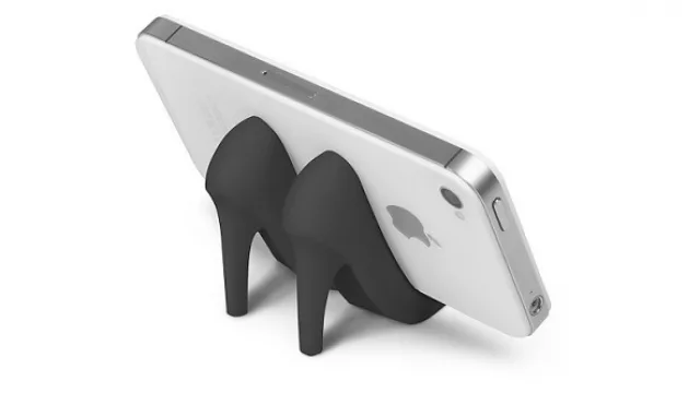 Sobre los tacos de goma el celular descansa vertical y horizontal.