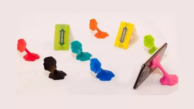 El efecto goma de masticar que hace de portacelular, lo fija con más firmeza a la superficie.