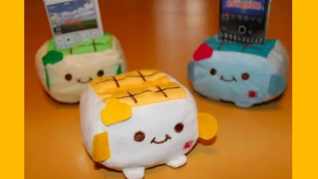 Los chicos ya usan celular y por eso tienen sus propios sorportes en forma de peluches.