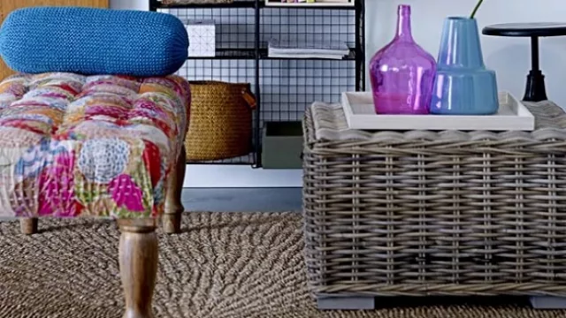 Ratán, hilo, estampados, madera, todos los materiales todos en un mismo espacio (¡en menos de un metro cuadrado!).