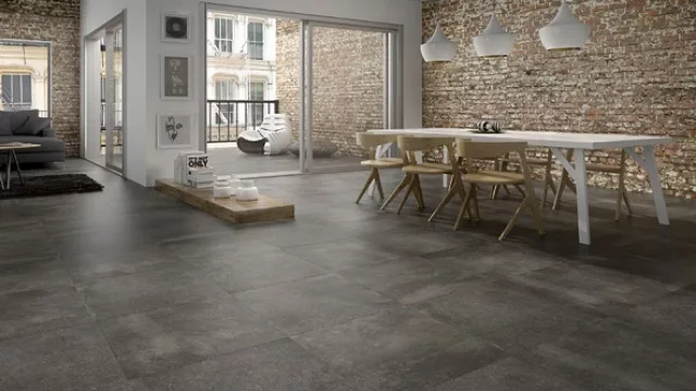 El color del cerámico remite al pavimento de la ciudad.