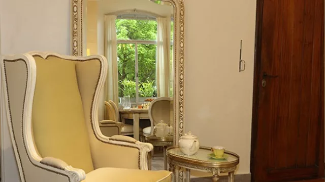 Los muebles responden a líneas francesas que contrastan con el muro a la perfección.