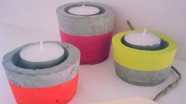 Portavelas hechas de cemento sumergidas en color.