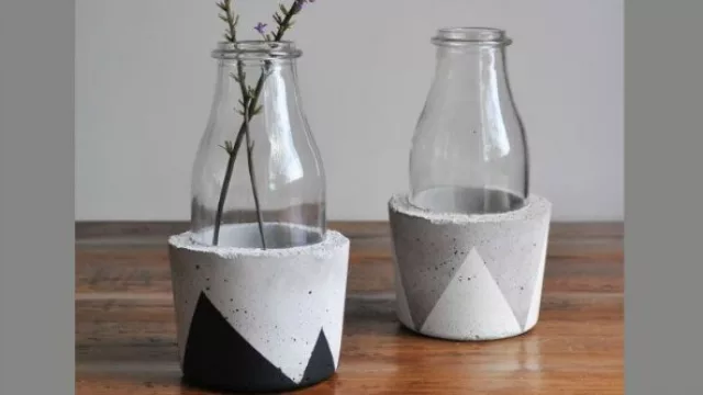 El color no cubre la totalidad de la pieza, deja descubierto el material original. 