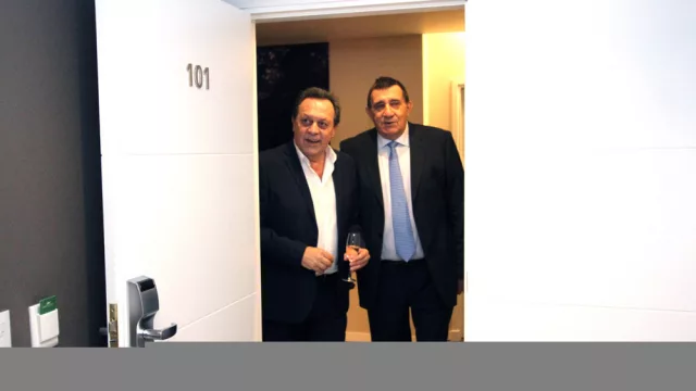 Gustavo Santos y Euclides Bugliotti recorriendo el hotel.