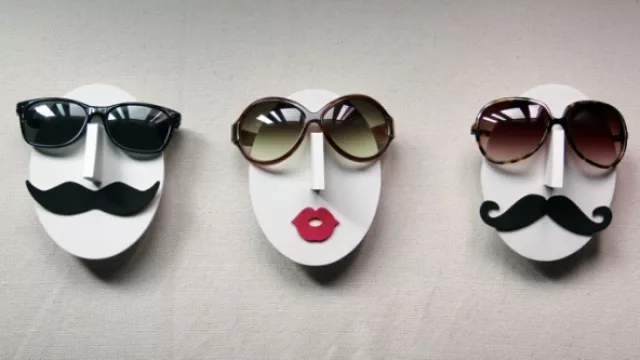 Cabezas flotantes hechas de MDF.