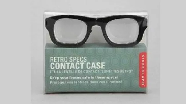 Un estuche para lentes de contacto super original.