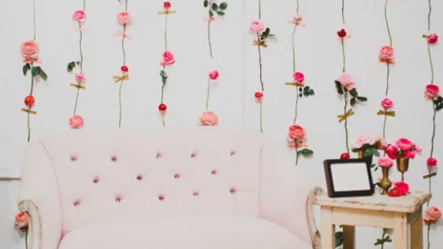 as flores ya no pertenecen a los floreros. Mirá lo que se puede lograr con flores artificiales (o naturales) y cinta en la pared. 