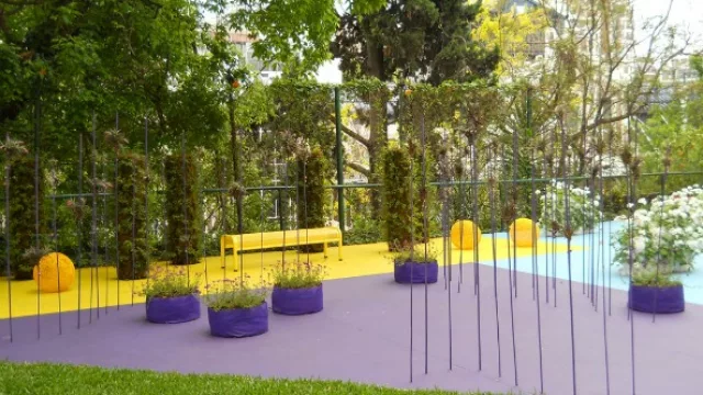 Las maceras acondicionadas en el mismo tono del suelo. 