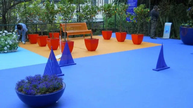 El azul juega una suerte de agua y los barcos aluden a esta ilusión.