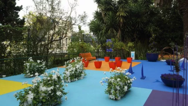 En el espacio celeste, macetas acondicionadas con algodón emulando nubes. El sector cielo.