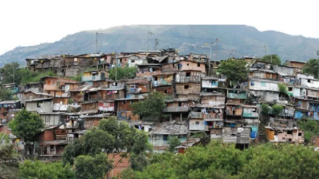 Para el año 2001 existían  2.300 ranchos levantados de manera precaria en los improvisados “terrenos”